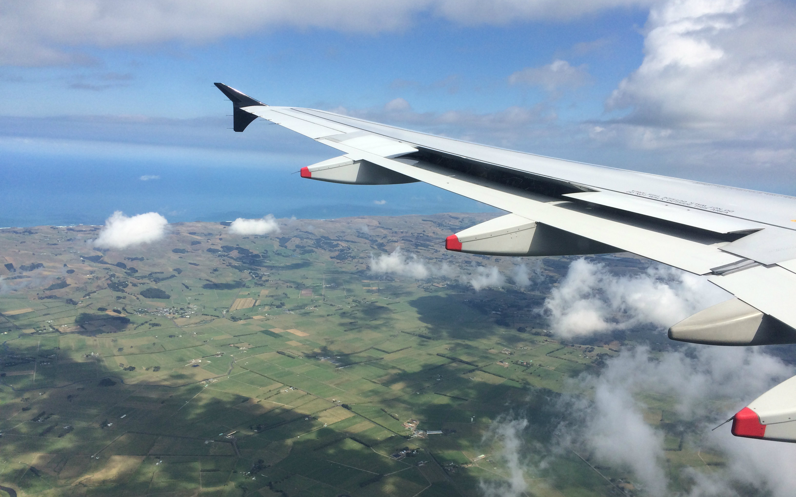 飛機降落-飛機降落時為什么要放下遮陽板